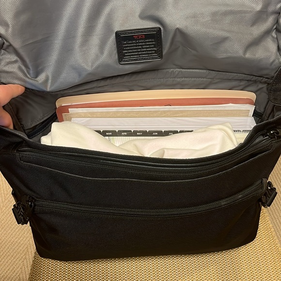Tumi Alpha 2 Messanger Style Expandable Laptop Bag - Picture 3 of 16